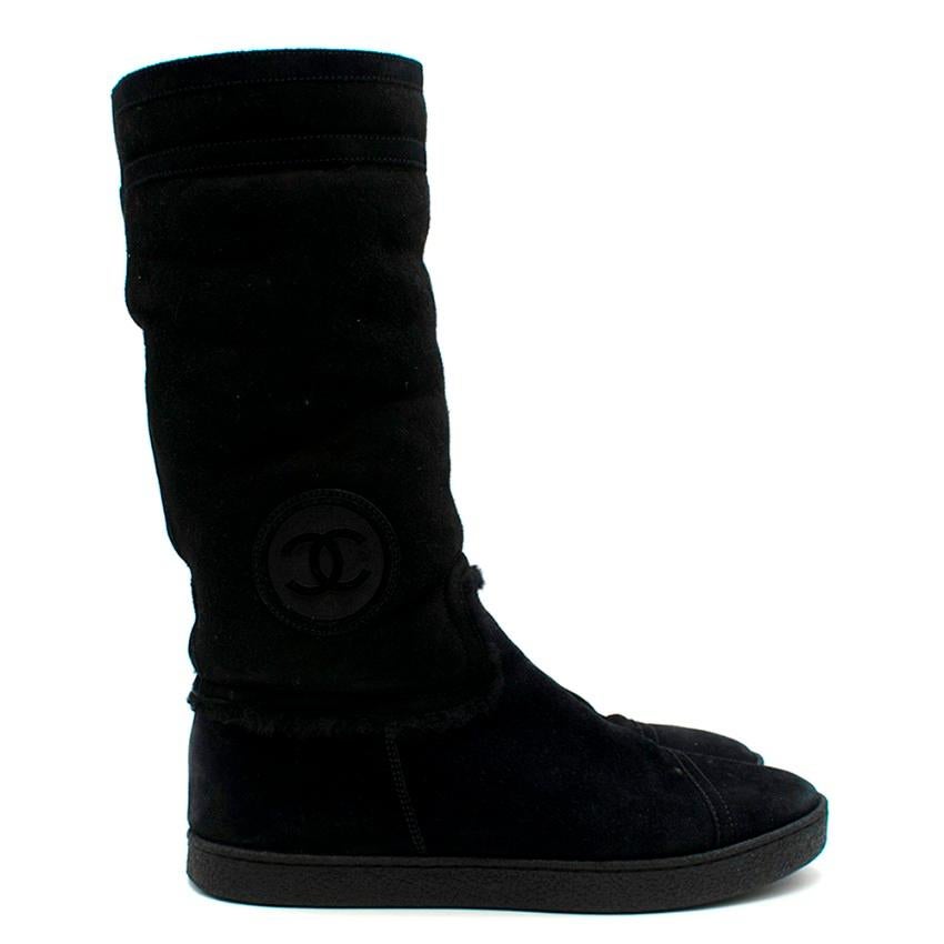 Chanel suede embroidered boots with shearling fur lining. Roll over feature. Rubber soles.

Suede x Shearling 