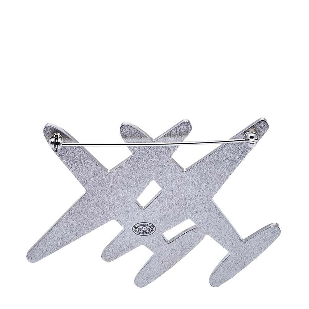 Choose this Chanel brooch to add an extra element of style to your OOTD. It is made of silver-tone metal in a dual-airplane design and enhanced with enamel and the CC logo.