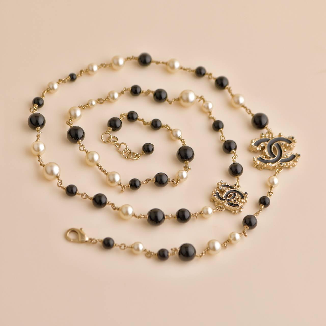 Women's or Men's Chanel CC Enamel Faux Pearl & Black Beads Baroque Sautoir Necklace For Sale