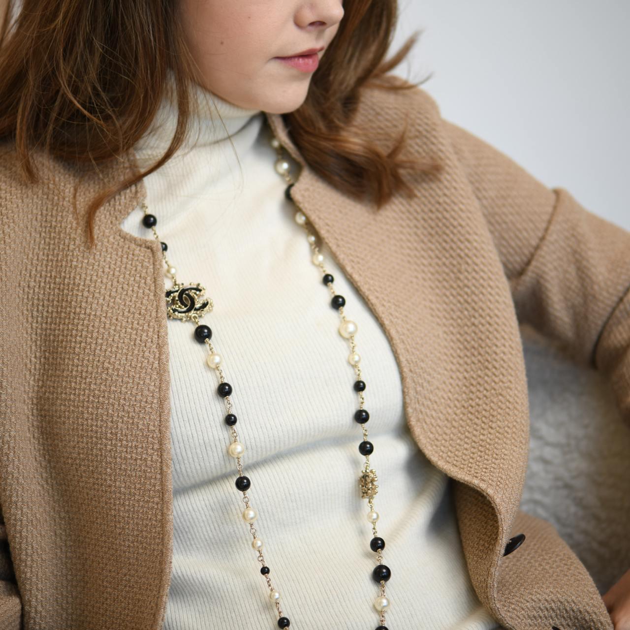 Chanel CC Enamel Faux Pearl & Black Beads Baroque Sautoir Necklace In Excellent Condition For Sale In Banbury, GB