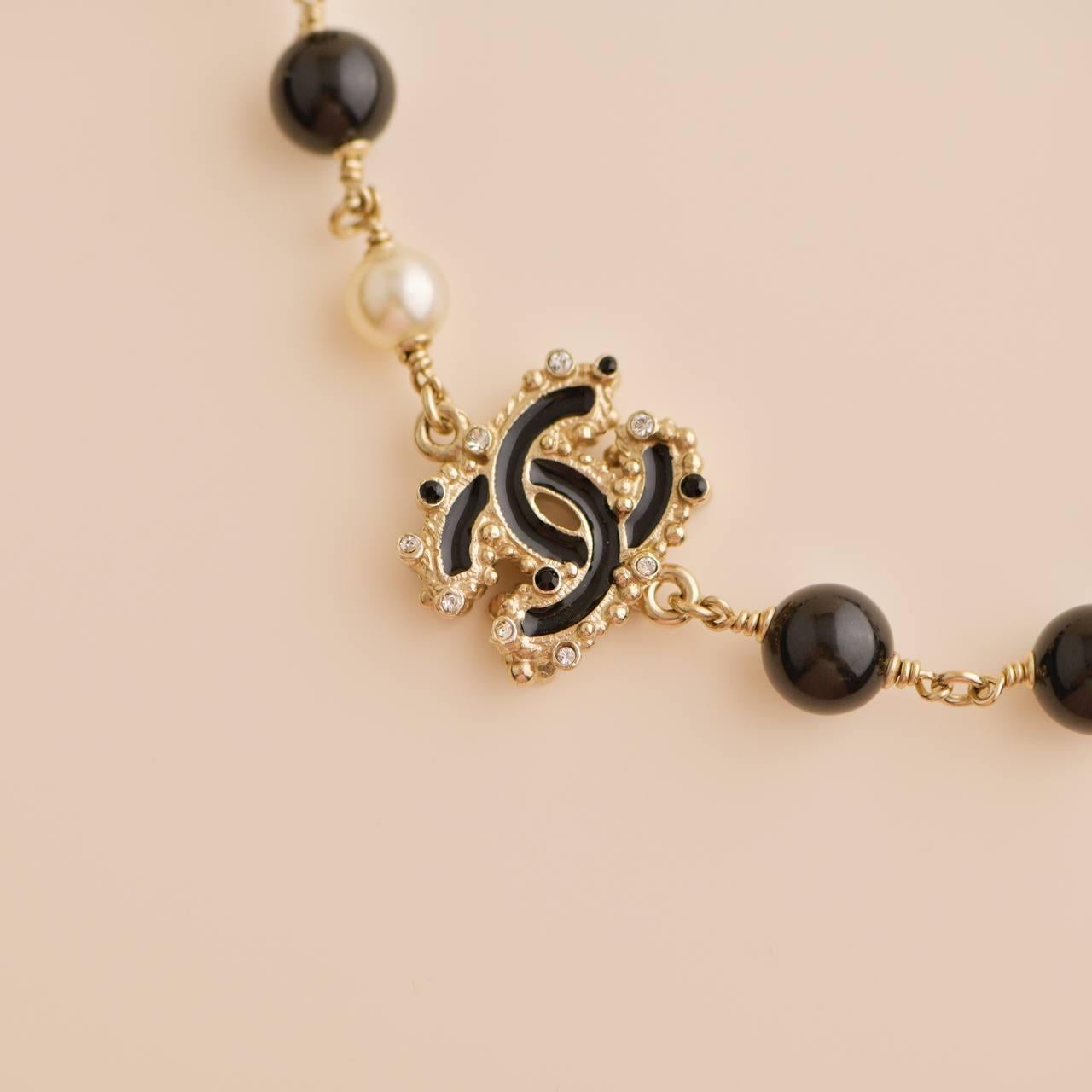Chanel CC Enamel Faux Pearl & Black Beads Baroque Sautoir Necklace For Sale 1