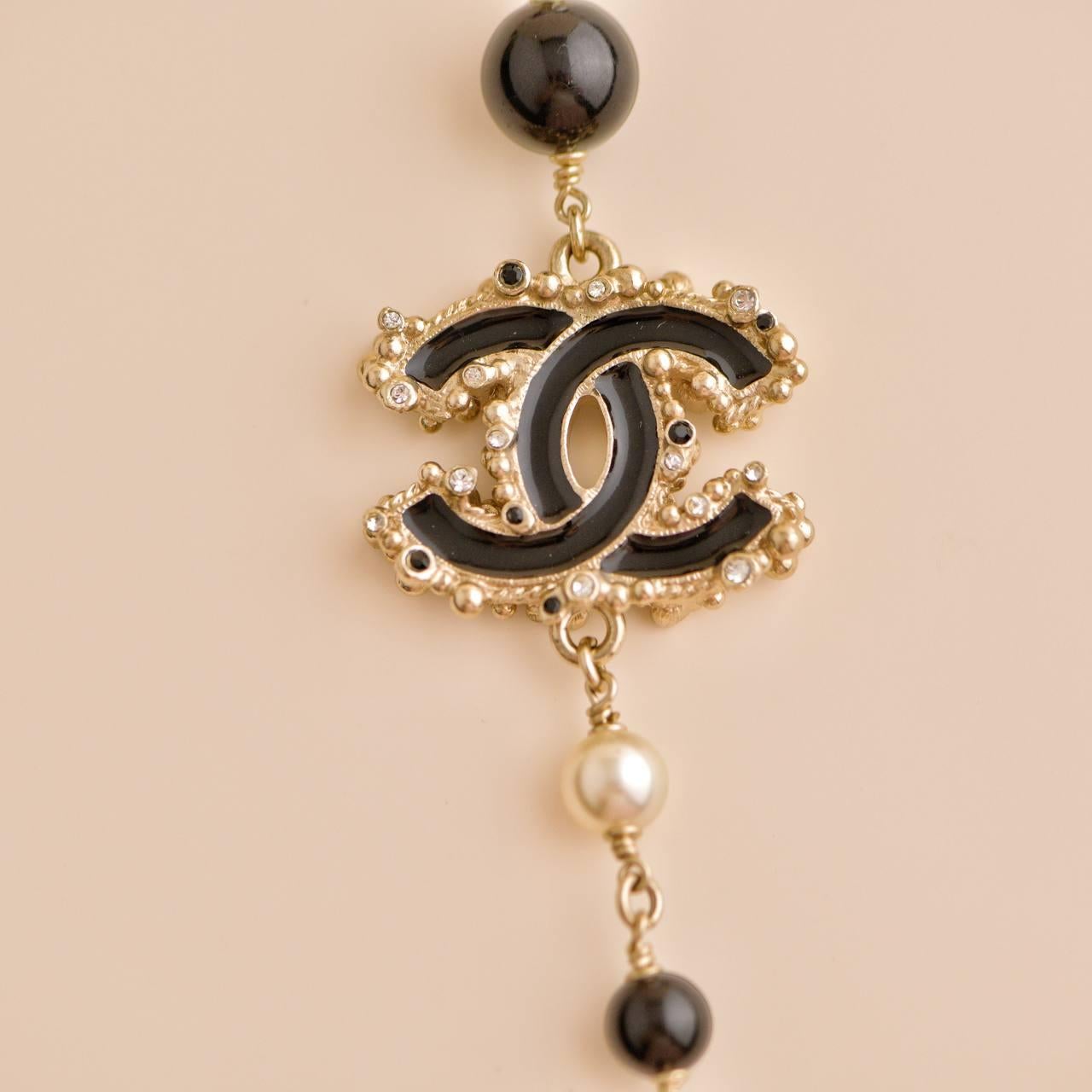 Chanel CC Enamel Faux Pearl & Black Beads Baroque Sautoir Necklace For Sale 2