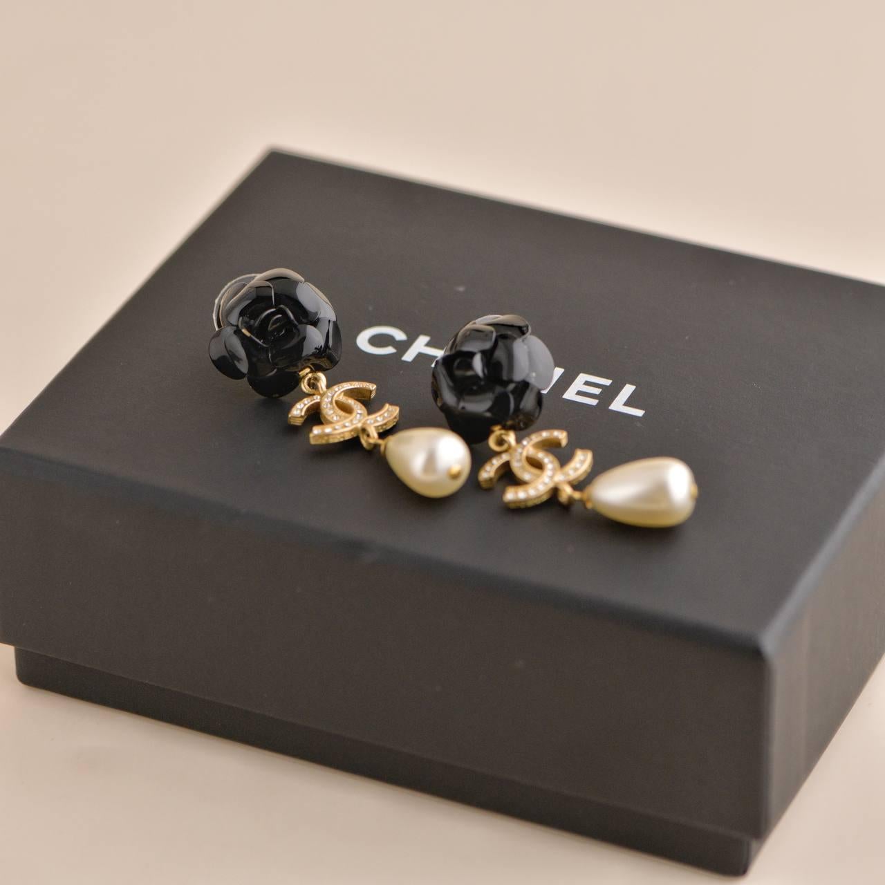 Chanel CC Enamel Faux Pearl Black Camellia Drop Pendant Earrings In Excellent Condition For Sale In Banbury, GB