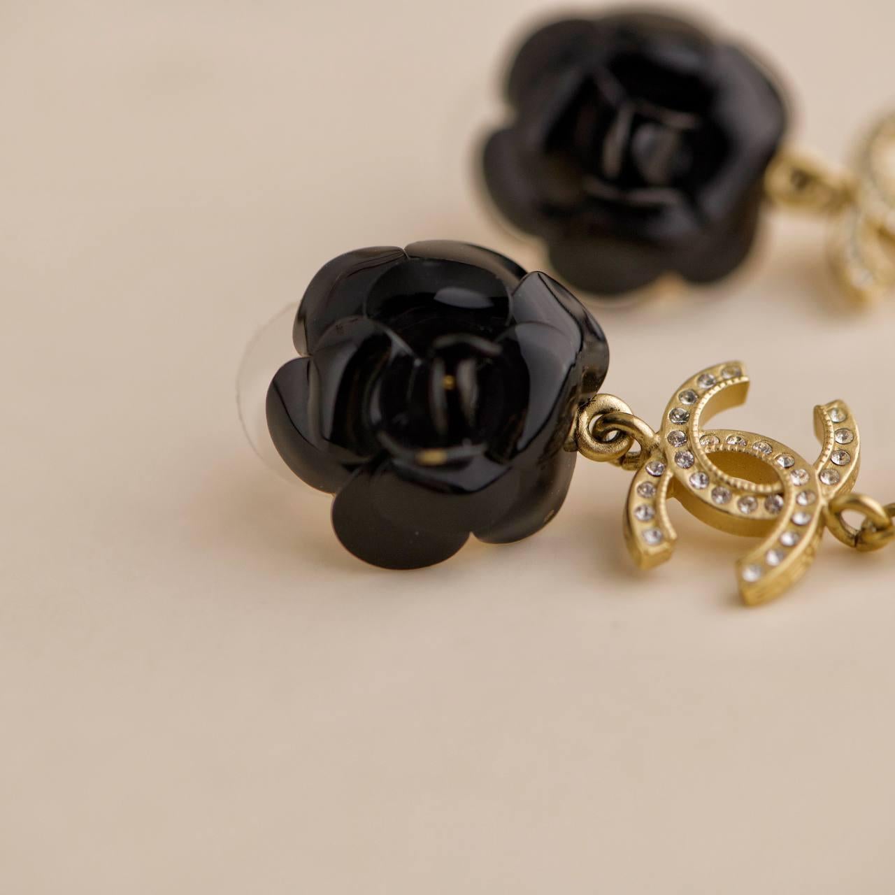Women's Chanel CC Enamel Faux Pearl Black Camellia Drop Pendant Earrings For Sale