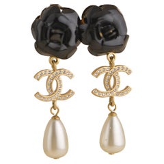 Chanel - Boucles d'oreilles pendantes en émail CC avec fausse perle et camélia noir