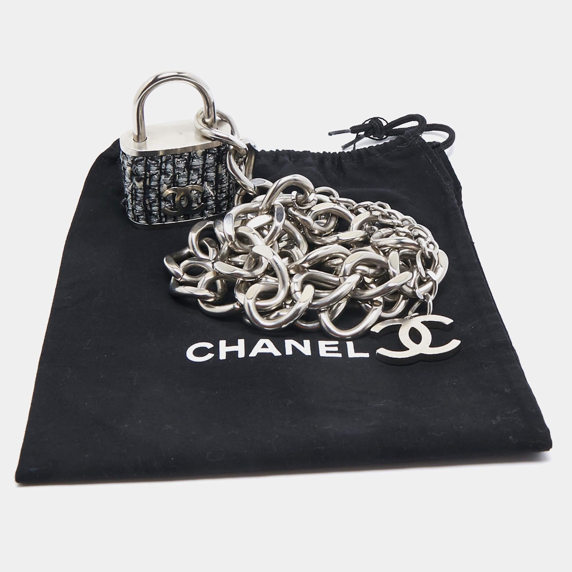 Chanel CC Stoff Charme Silber Ton Kette Gürtel im Zustand „Gut“ im Angebot in Dubai, Al Qouz 2