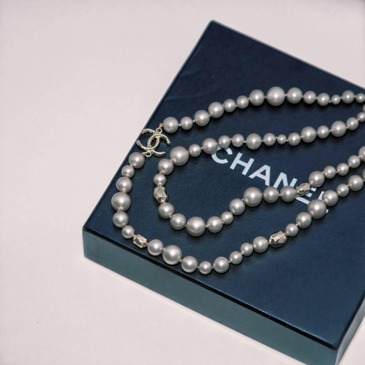 Collana Chanel CC con finte perle grigie in tonalità oro in vendita 1