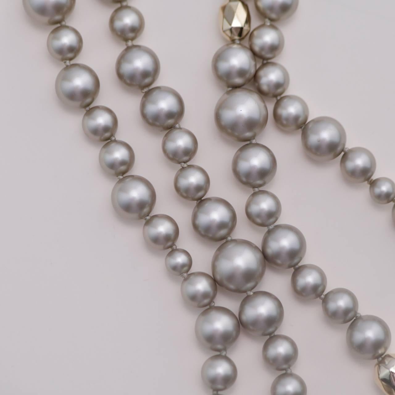 Collana Chanel CC con finte perle grigie in tonalità oro in vendita 2