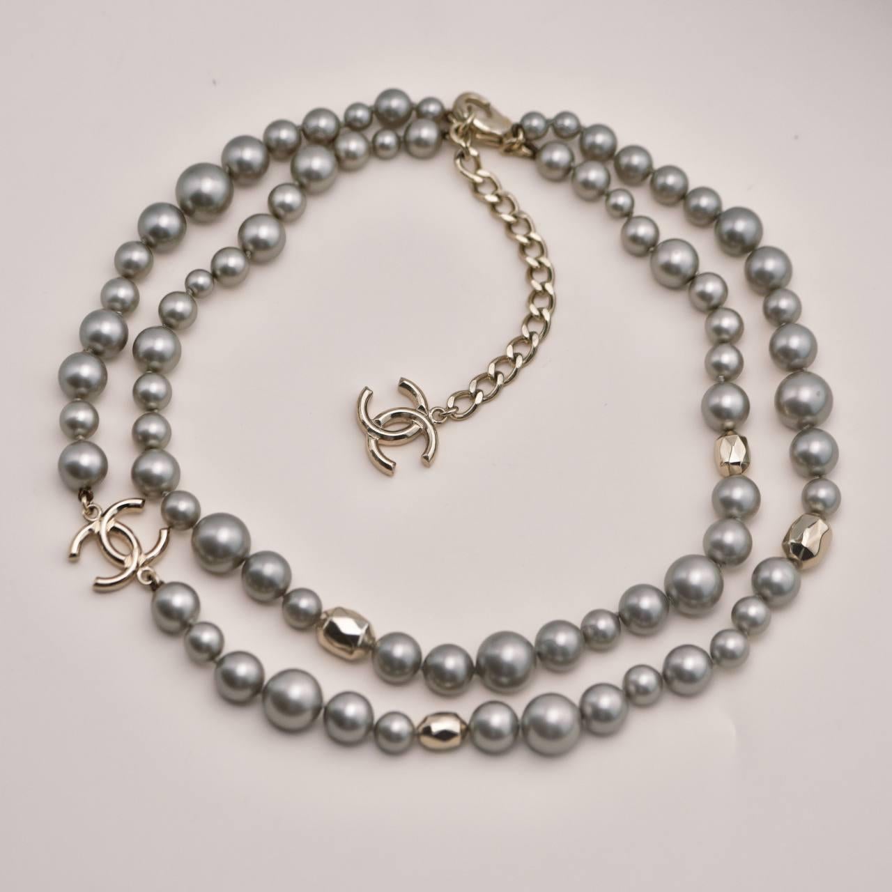 Collana Chanel CC con finte perle grigie in tonalità oro in vendita 3