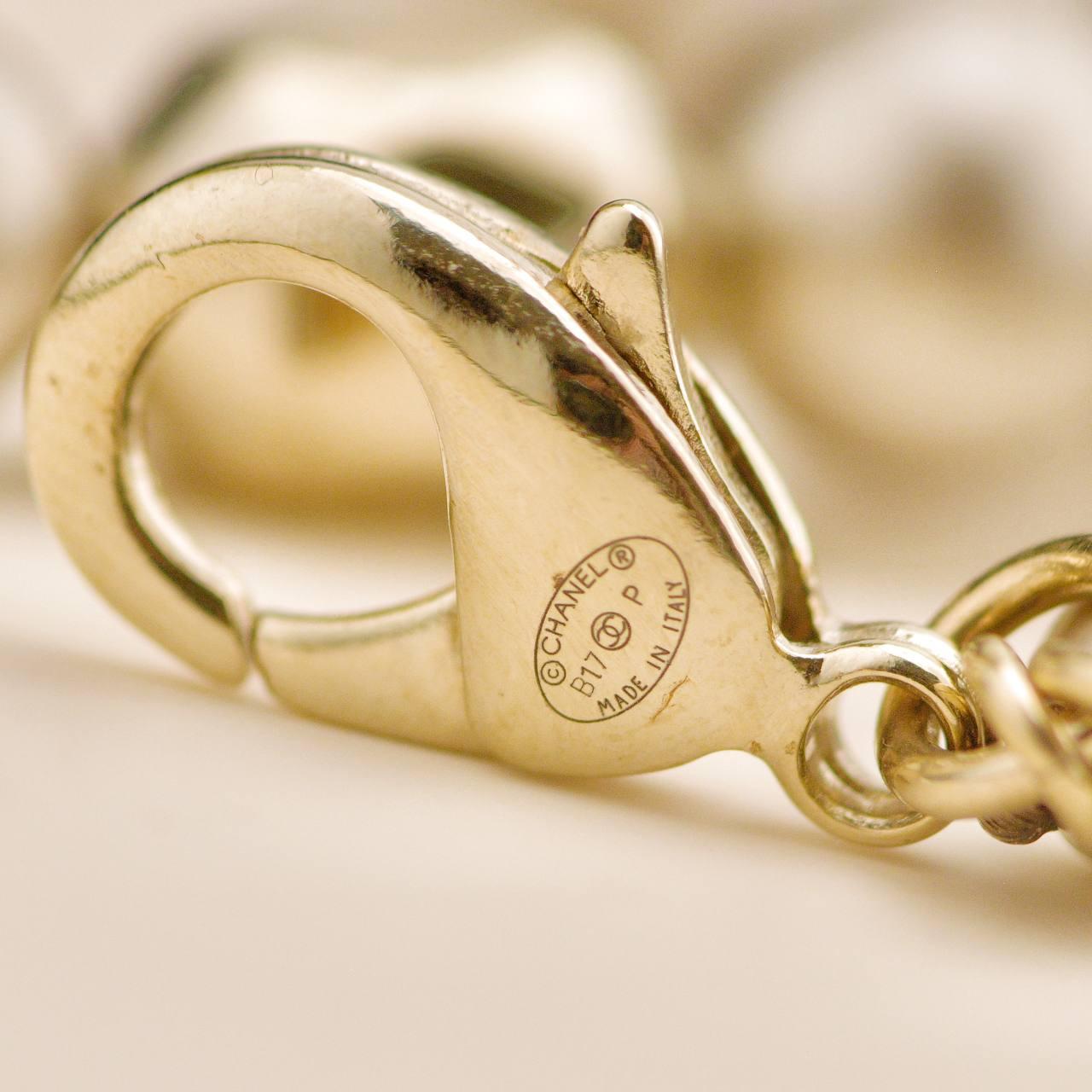 Collana Chanel CC con finte perle grigie in tonalità oro in vendita 4
