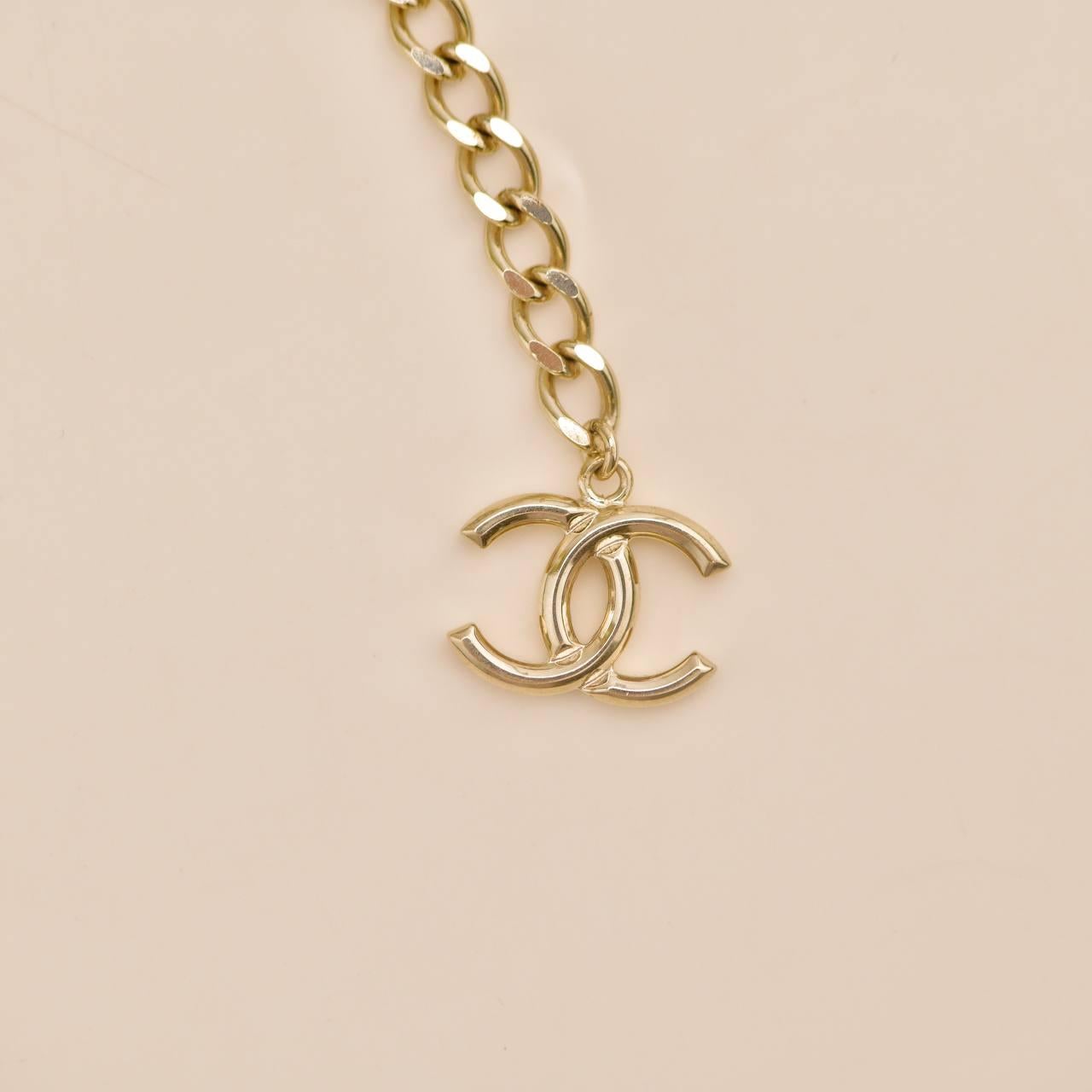 Collana Chanel CC con finte perle grigie in tonalità oro in vendita 5