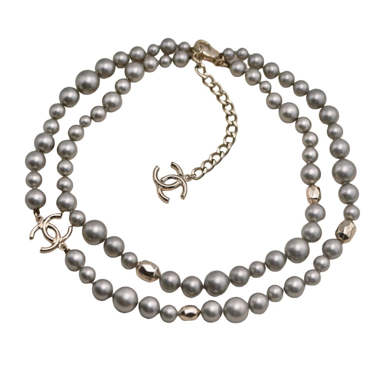 Collana Chanel CC con finte perle grigie in tonalità oro in vendita