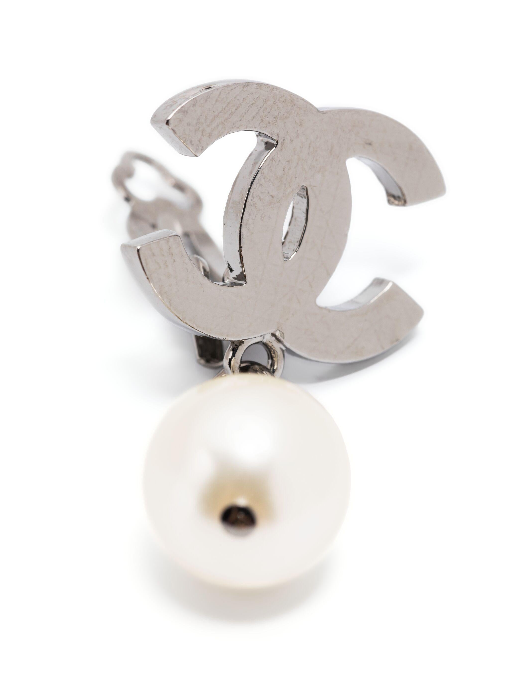 Chanel CC faux-pearl clip-on earrings featuring silver-tone signature interlocking CC logo, faux-pearl embellishment,  a clip-on design, back plaque pitted. They come as a pair. 
Circa 2010  
Length: 1.30in. (3.5cm)
Width: 0.8in. (2cm) 
Good vintage