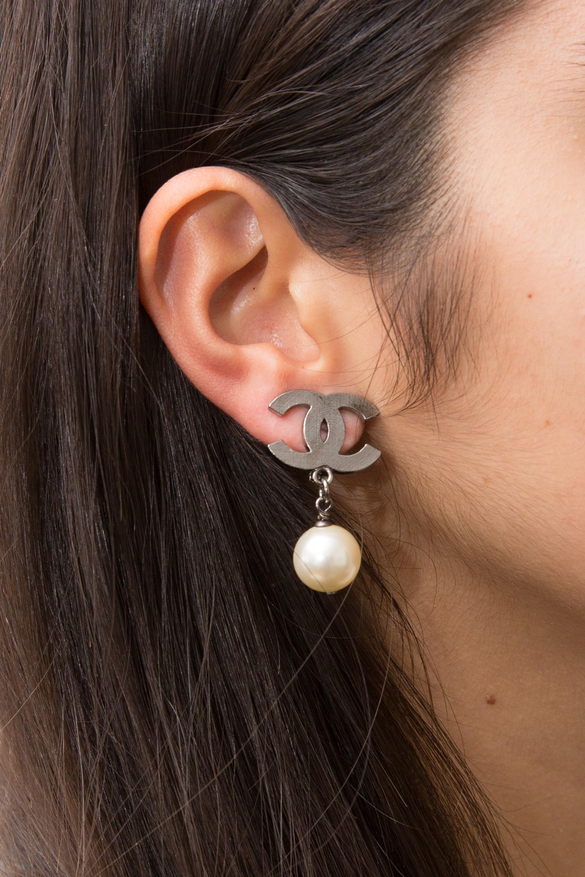 Chanel CC Faux-Pearl and Silver-Tone Clip-On Earrings In Good Condition For Sale In Paris, FR