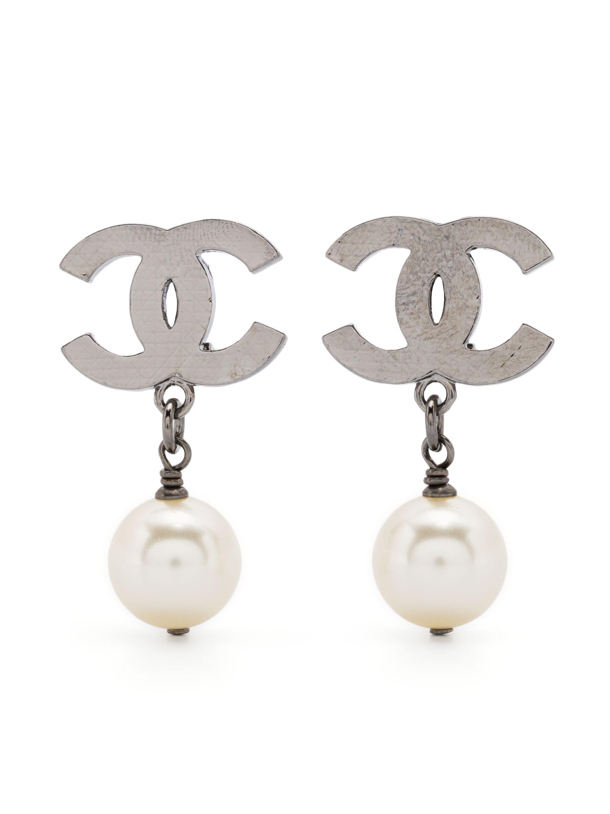 Women's Chanel CC Faux-Pearl and Silver-Tone Clip-On Earrings For Sale