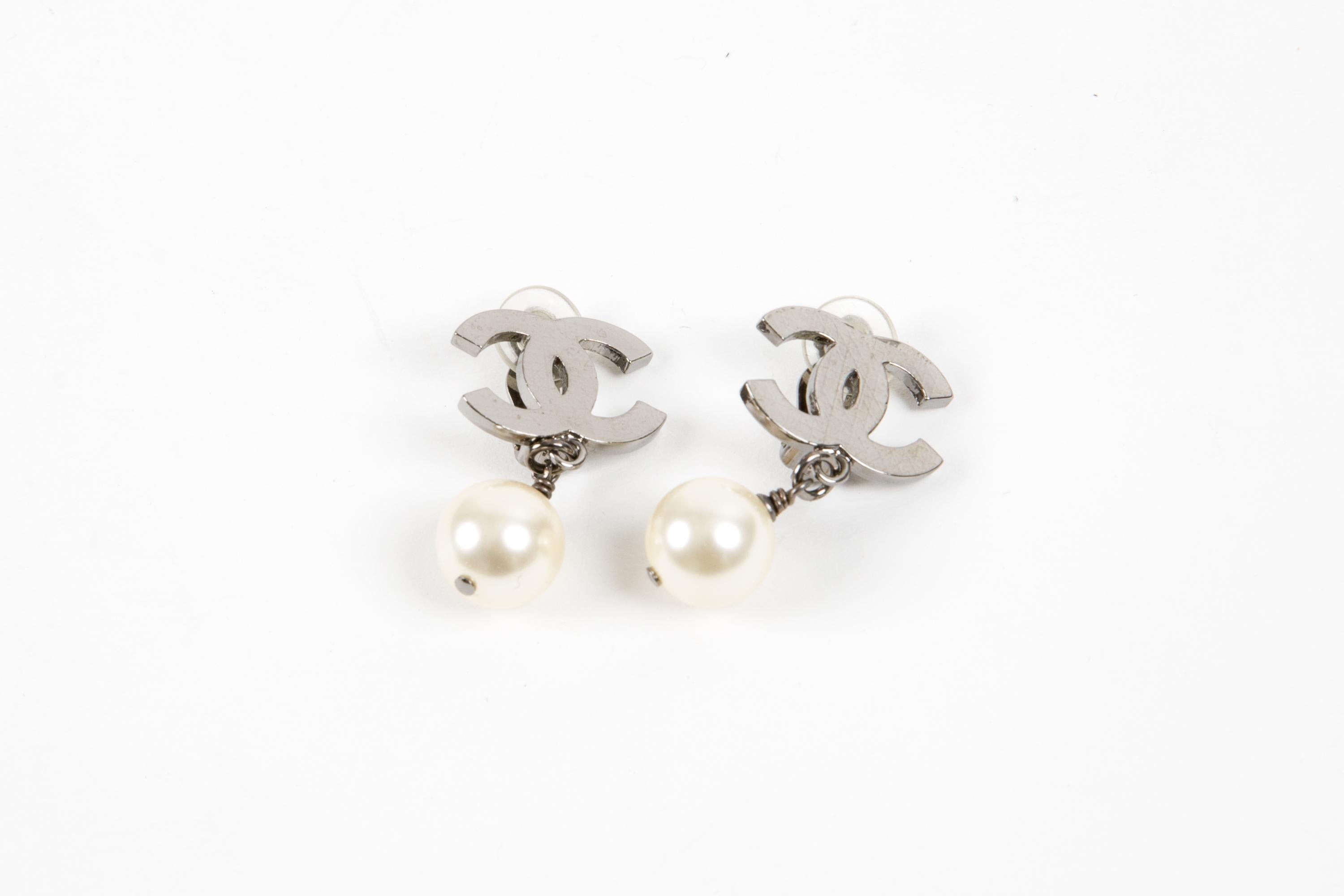 Chanel CC Faux-Pearl and Silver-Tone Clip-On Earrings For Sale 2