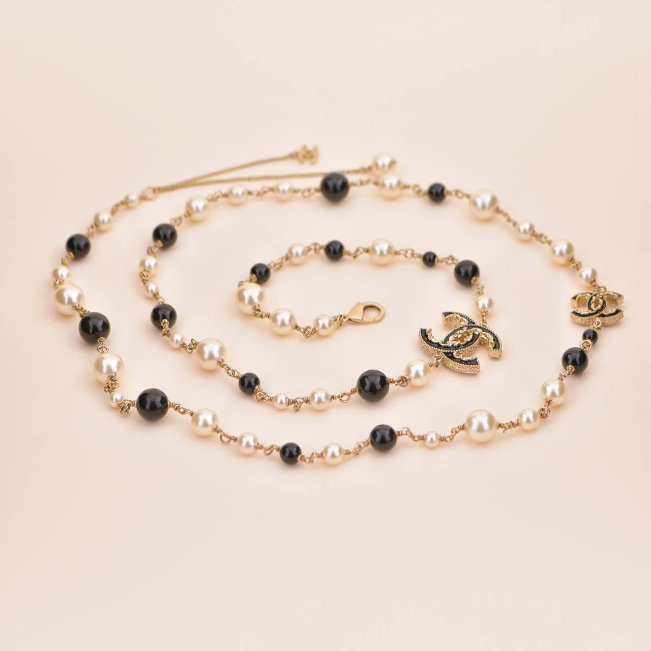 Uncut Chanel CC Faux Pearl & Black Beads Baroque Sautoir Necklace For Sale