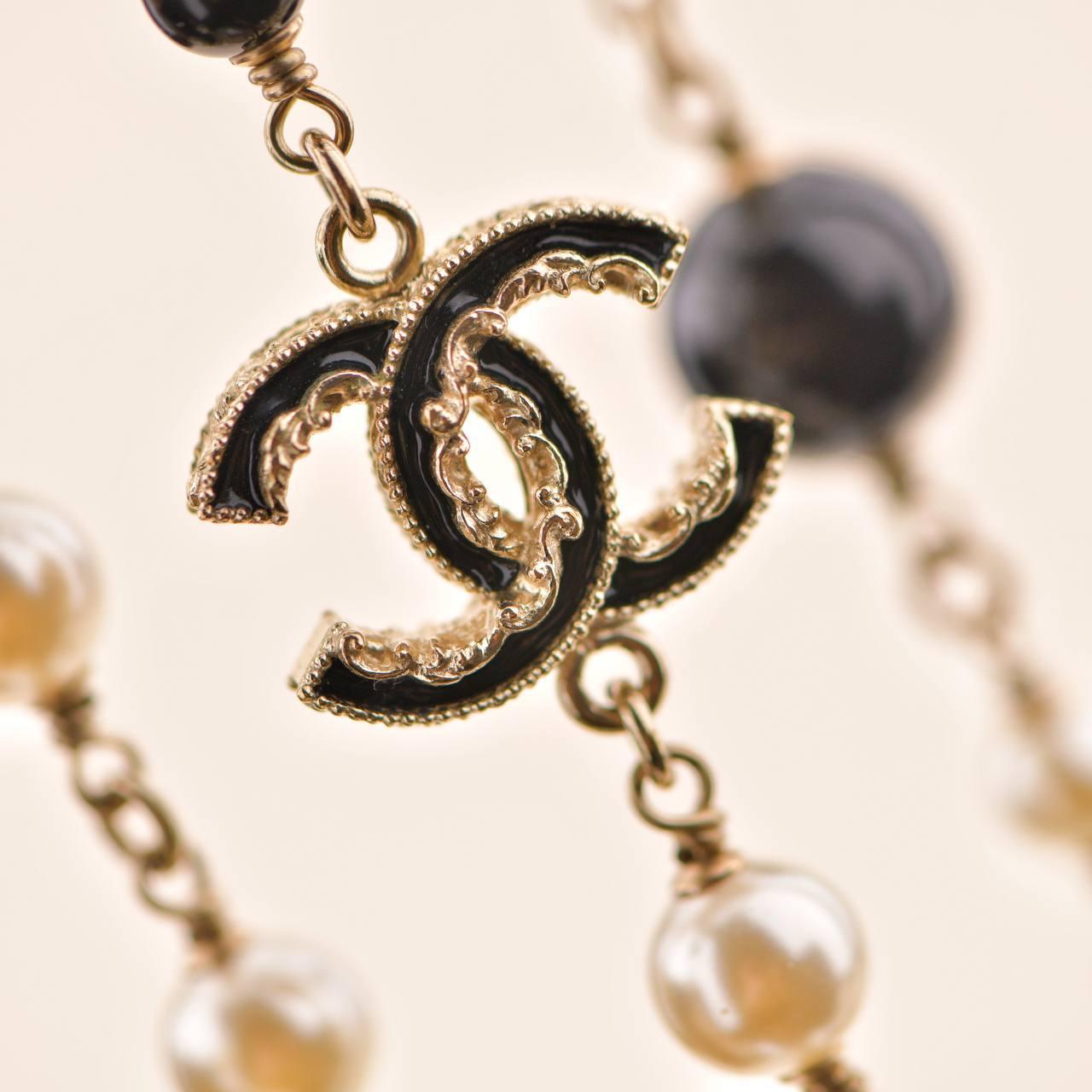 Chanel CC Faux Pearl & Black Beads Baroque Sautoir Necklace In Excellent Condition For Sale In Banbury, GB