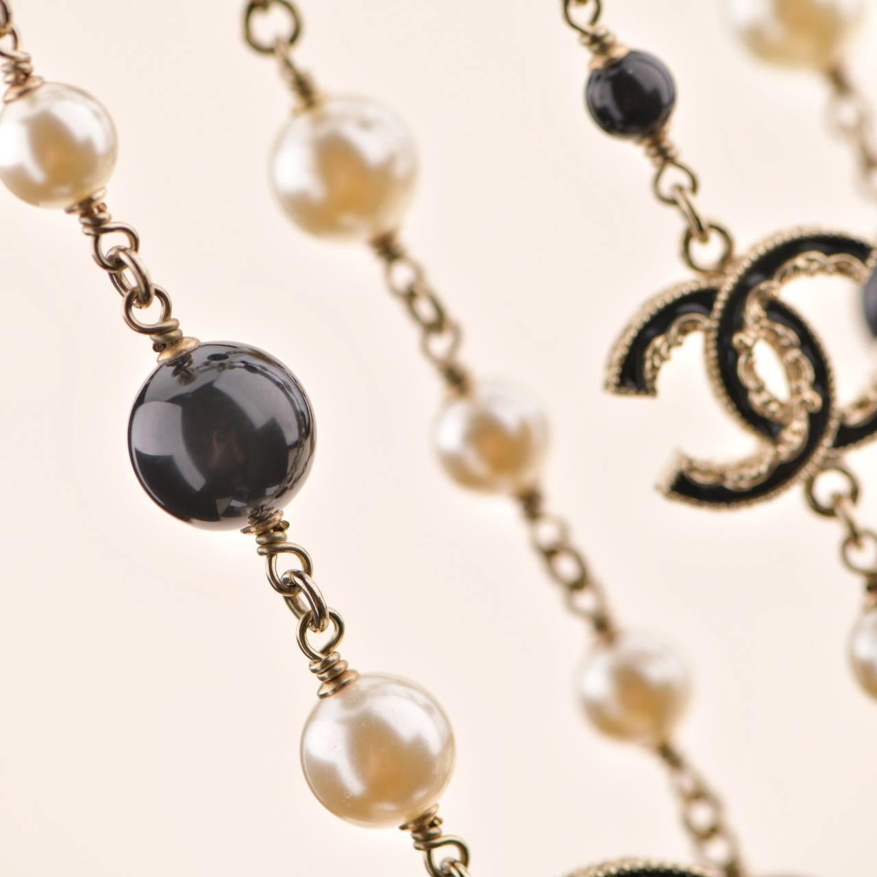Women's or Men's Chanel CC Faux Pearl & Black Beads Baroque Sautoir Necklace For Sale