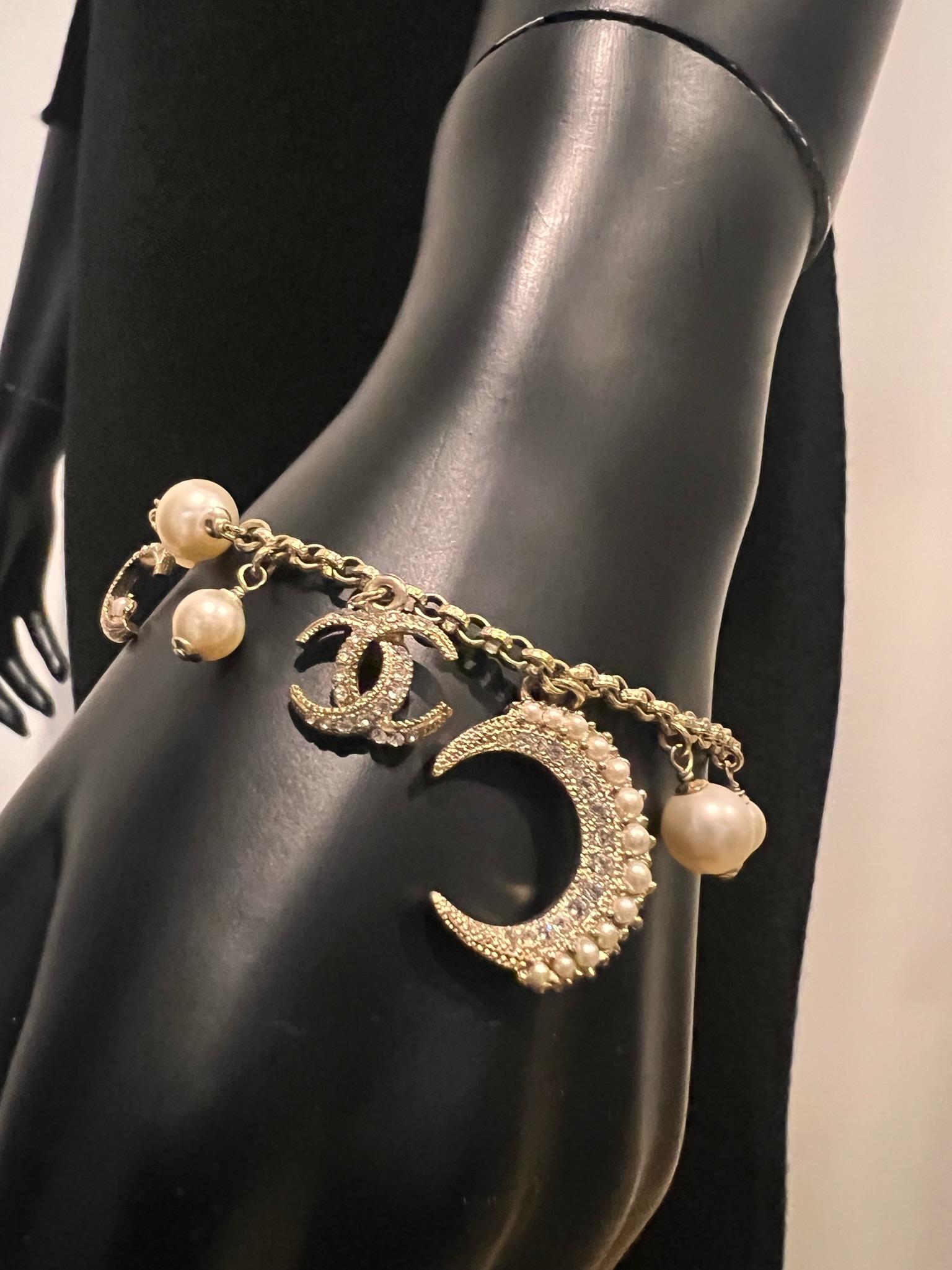 Art nouveau CHANEL CC Bracelet à breloques en fausses perles et croissant de lune 2015