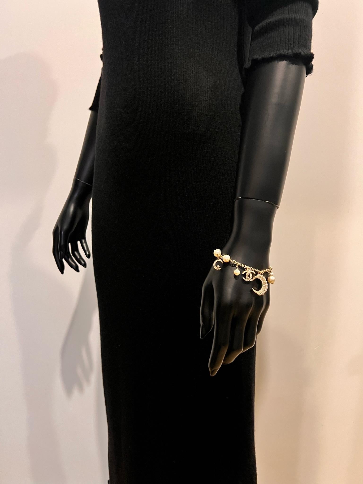 CHANEL CC Halbmond-Charm-Armband aus Kunstperlen 2015 im Zustand „Hervorragend“ in COLLINGWOOD, AU