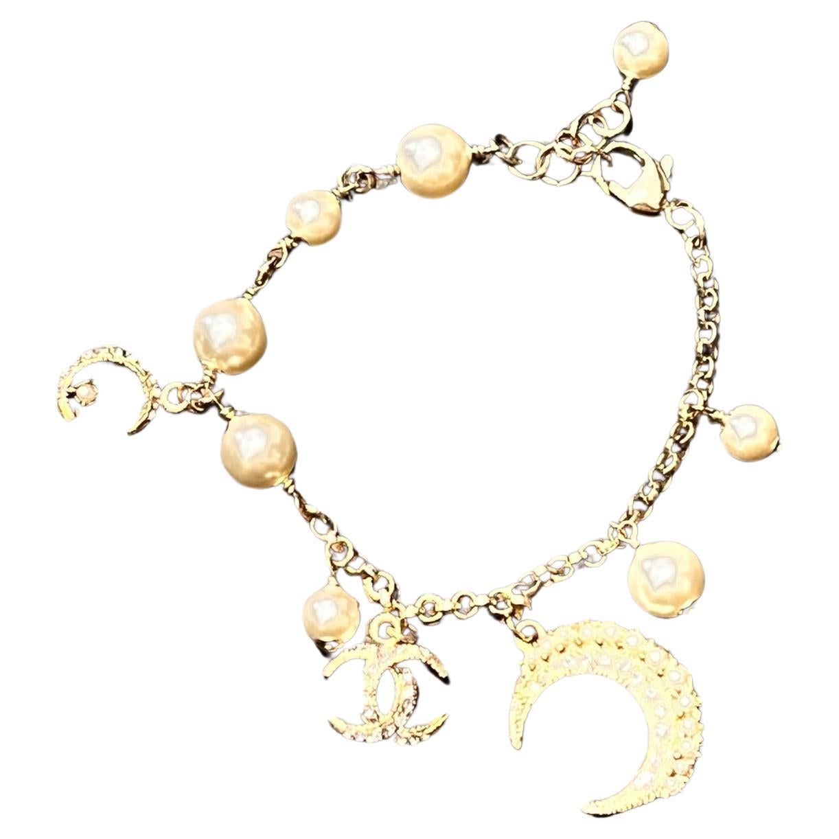 CHANEL CC Bracelet à breloques en fausses perles et croissant de lune 2015