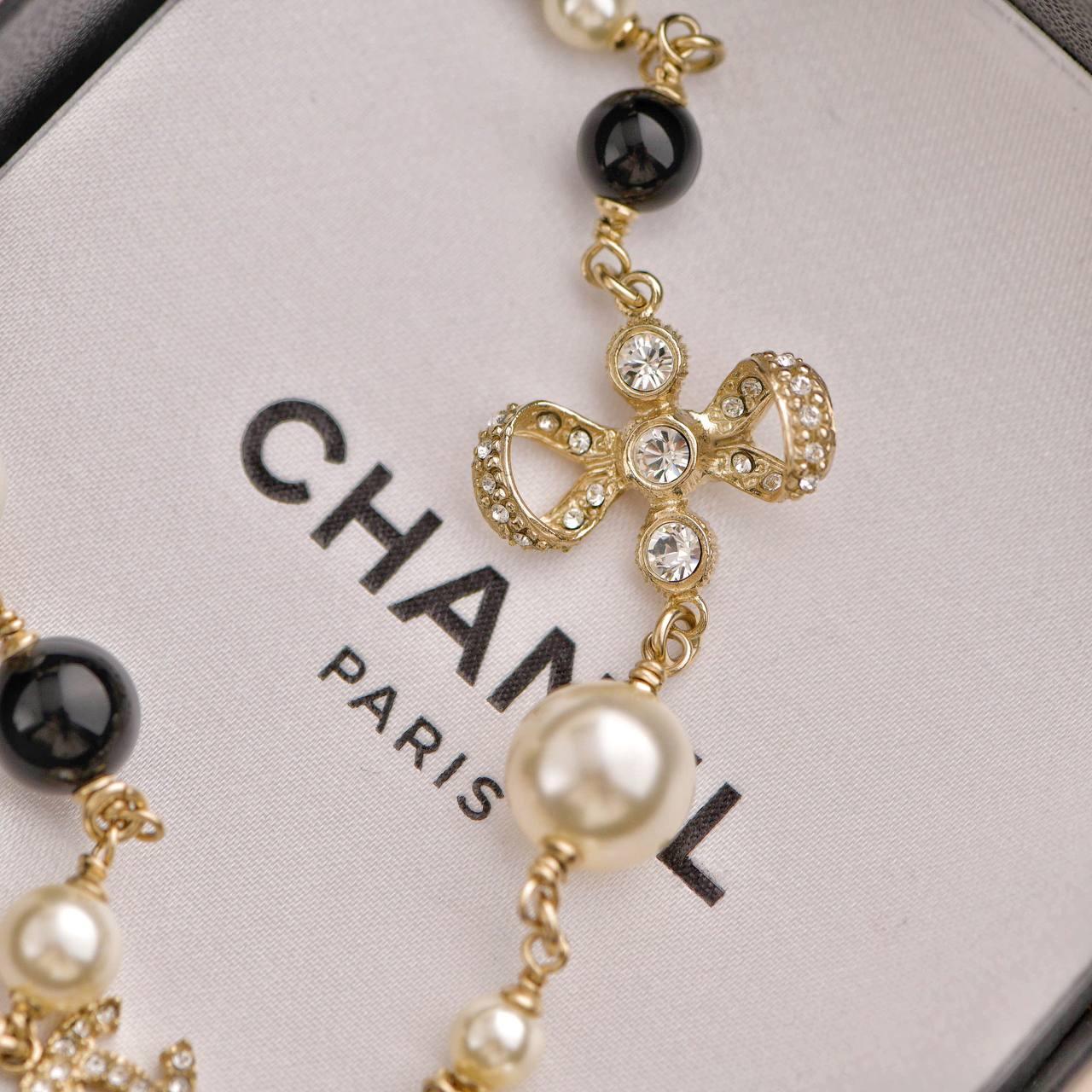 Women's or Men's Chanel CC Faux Pearl Crystal and Bead Long Necklace For Sale