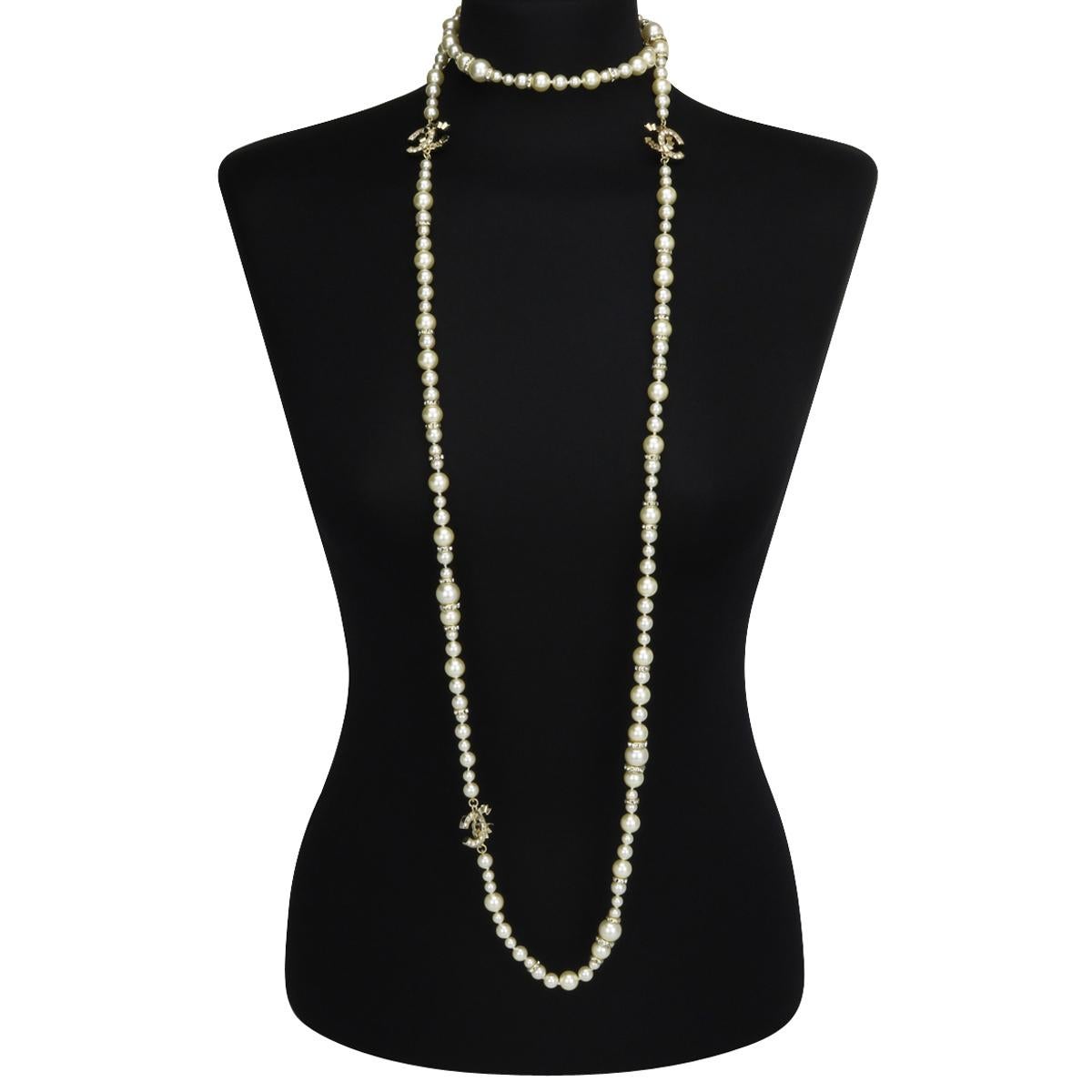 Authentic CHANEL CC Faux Pearl Crystal beads Gold Long Necklace 2021 (P21 C).

This stunning long necklace is in excellent condition.

It is made of exquisite various-sized baroque pearl beads, with large interlocking CCs pendants with crystal