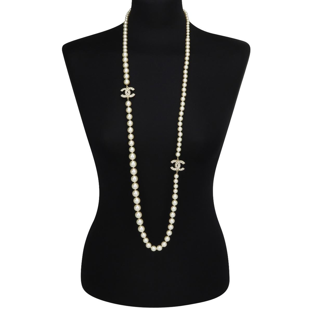Authentic CHANEL CC Faux Pearl Crystal Gold Long Necklace 2016 (A16 V).

This stunning long necklace is in immaculate condition.

It is made of exquisite various-sized baroque pearl beads, with large interlocking CCs pendants with crystal stones on