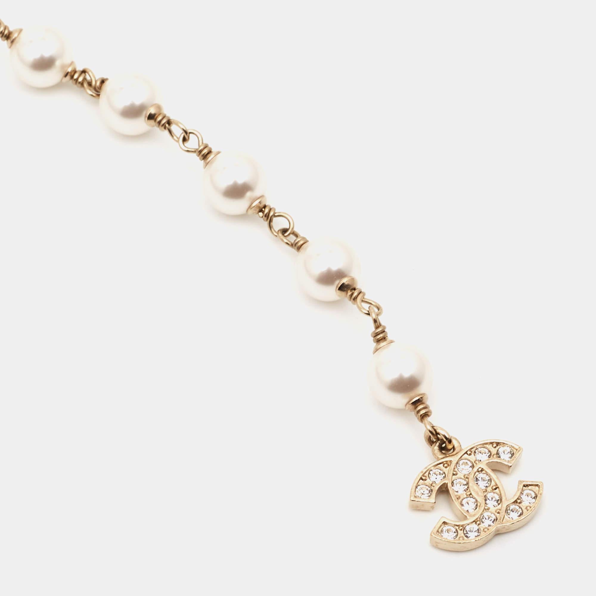 Chanel CC Faux Pearl Crystal Gold Tone Necklace In Excellent Condition For Sale In Dubai, Al Qouz 2