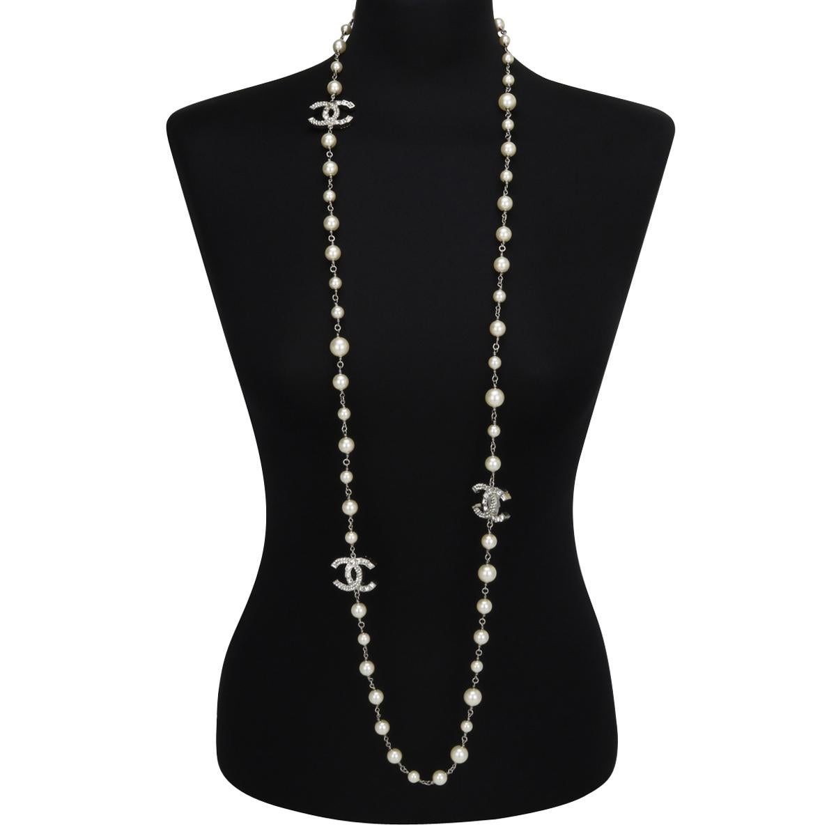 Authentic CHANEL CC Faux Pearl Crystal Silver Long Necklace 2014 (B14 C).

This stunning long necklace is in excellent condition.

It is made of exquisite various-sized baroque pearl beads, with large interlocking CCs pendants with crystal stones on
