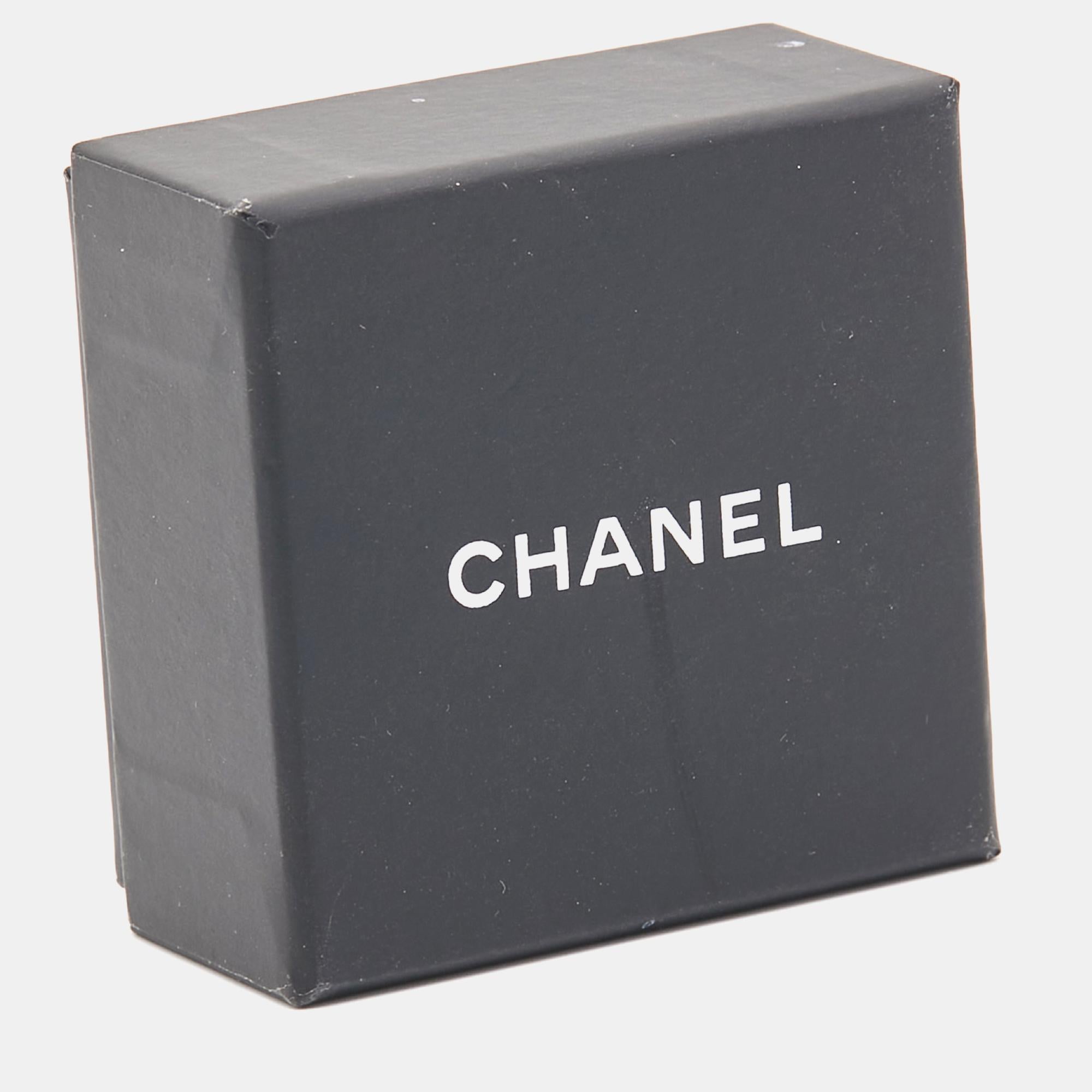 Chanel CC Faux Perle Kristall Silber Tone Tropfenohrringe im Zustand „Gut“ im Angebot in Dubai, Al Qouz 2