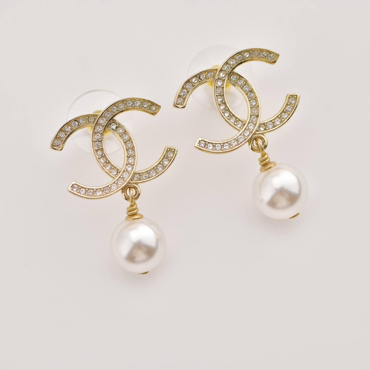 Chanel CC Faux Pearl Drop Pendant Earrings In Excellent Condition For Sale In Banbury, GB
