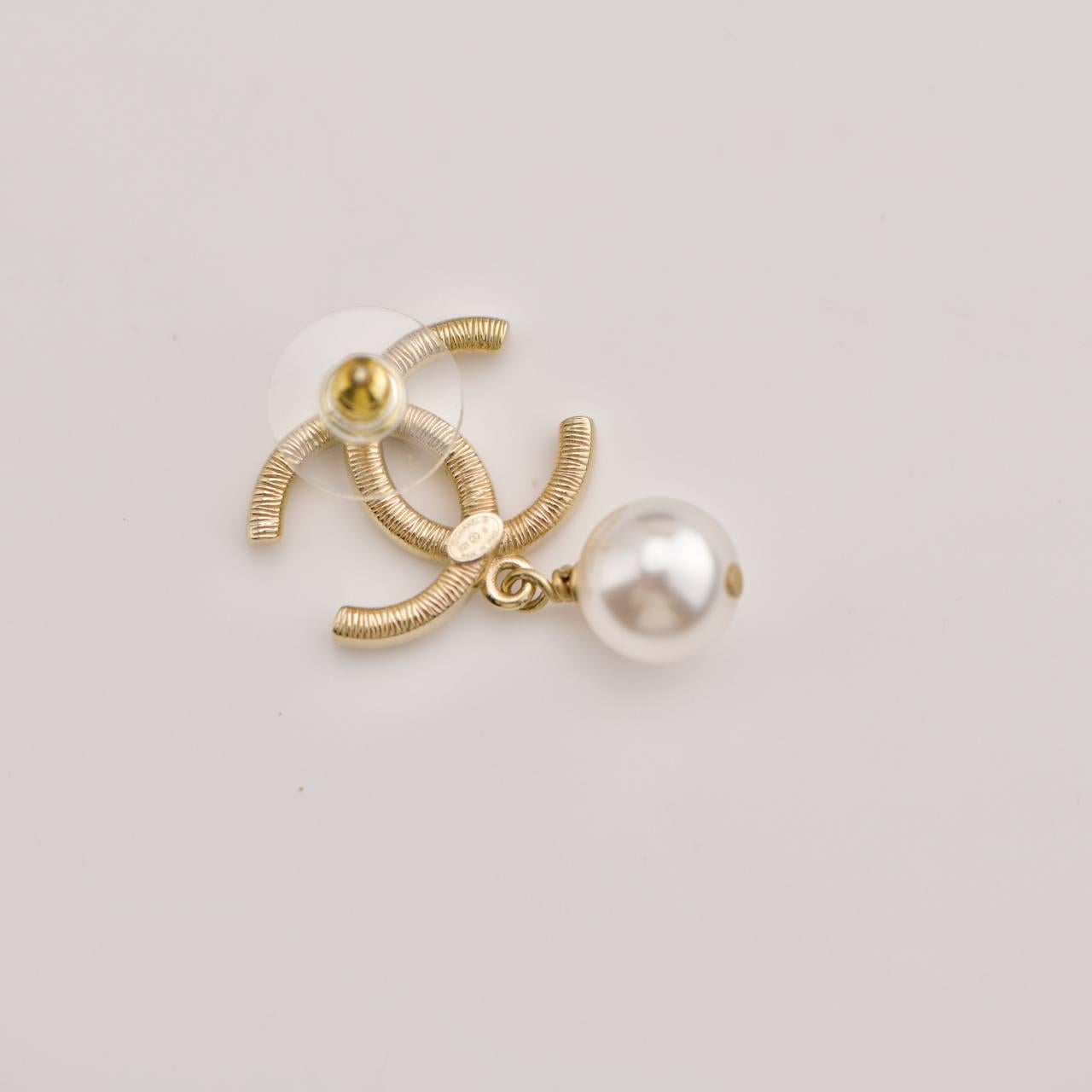 Chanel CC Faux Pearl Drop Pendant Earrings For Sale 2