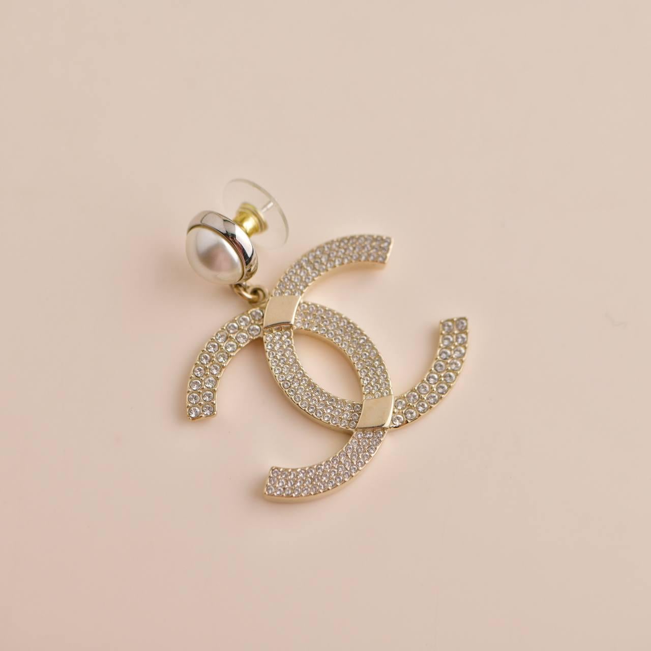 Women's Chanel CC Faux Pearl Earrings From The 2021 Collection For Sale