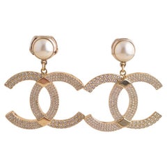 Boucles d'oreilles Chanel CC en fausses perles de la collection 2021