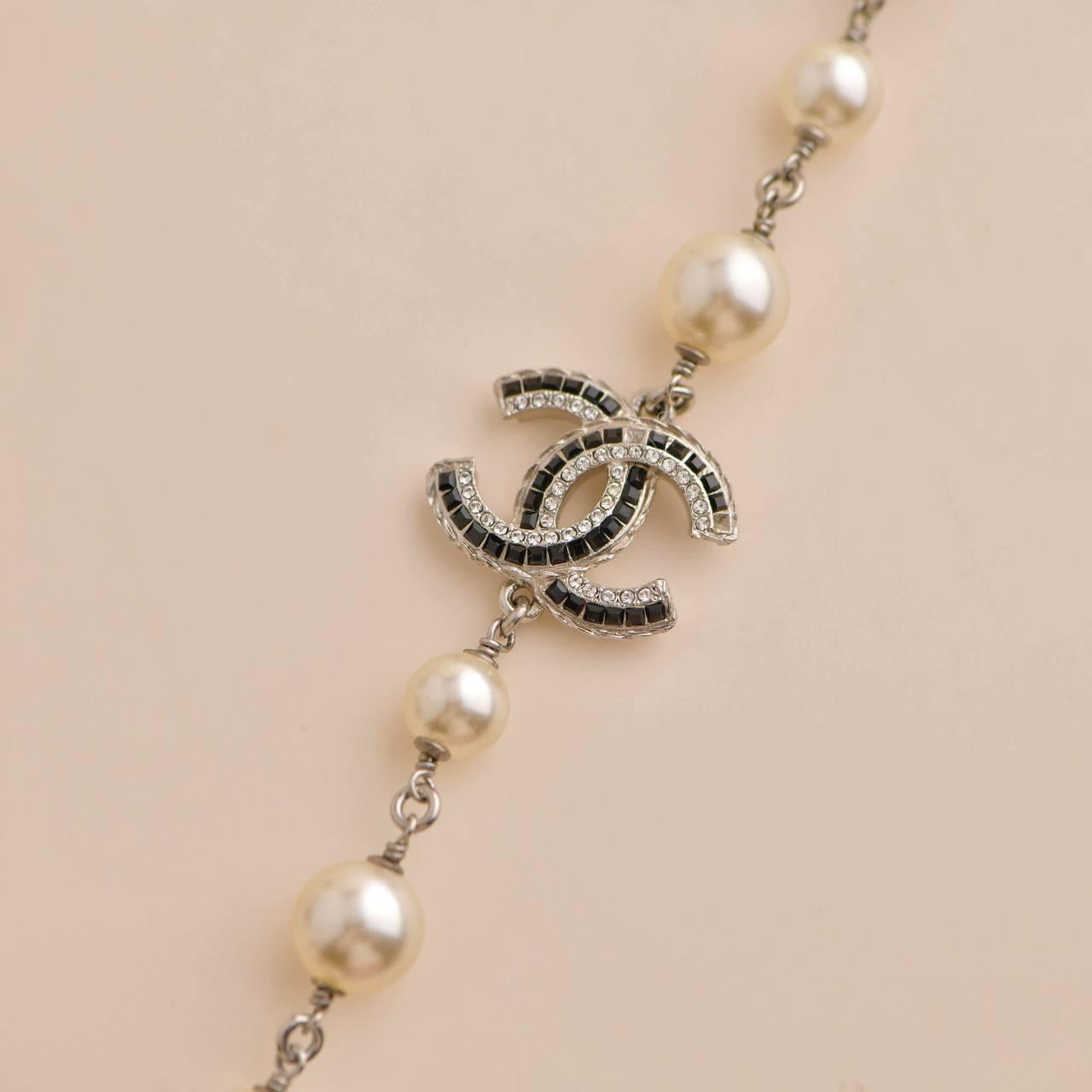 Chanel CC Faux Pearl & Enamel Gold Tone Necklace In Excellent Condition For Sale In Banbury, GB