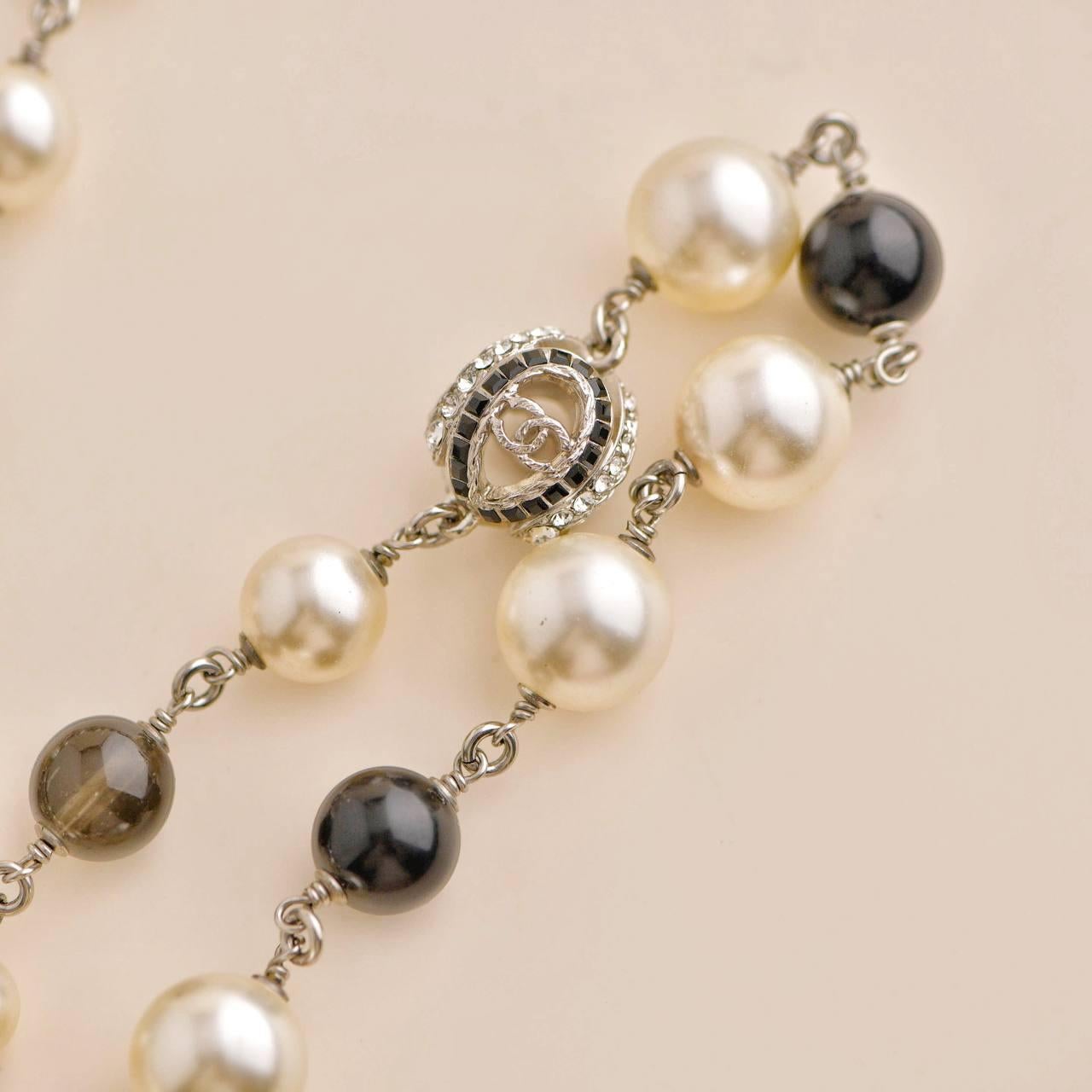 Women's or Men's Chanel CC Faux Pearl & Enamel Gold Tone Necklace For Sale