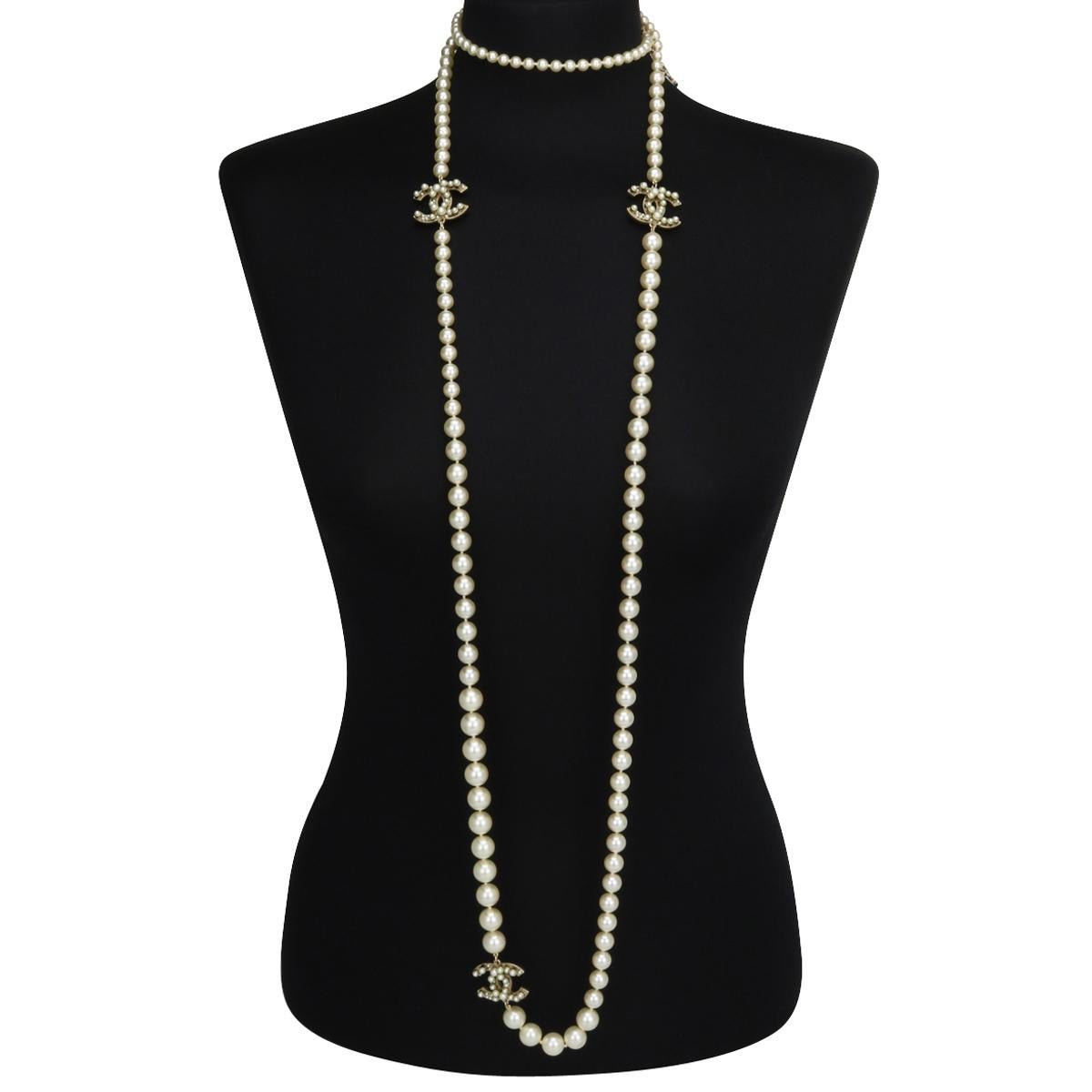 Authentic CHANEL CC Faux Pearl Gold Long Necklace 2014 (A14 S).

This stunning long necklace is in immaculate condition.

It is made of exquisite various-sized baroque pearl beads, with large interlocking CCs pendants with pearls on one side. It’s