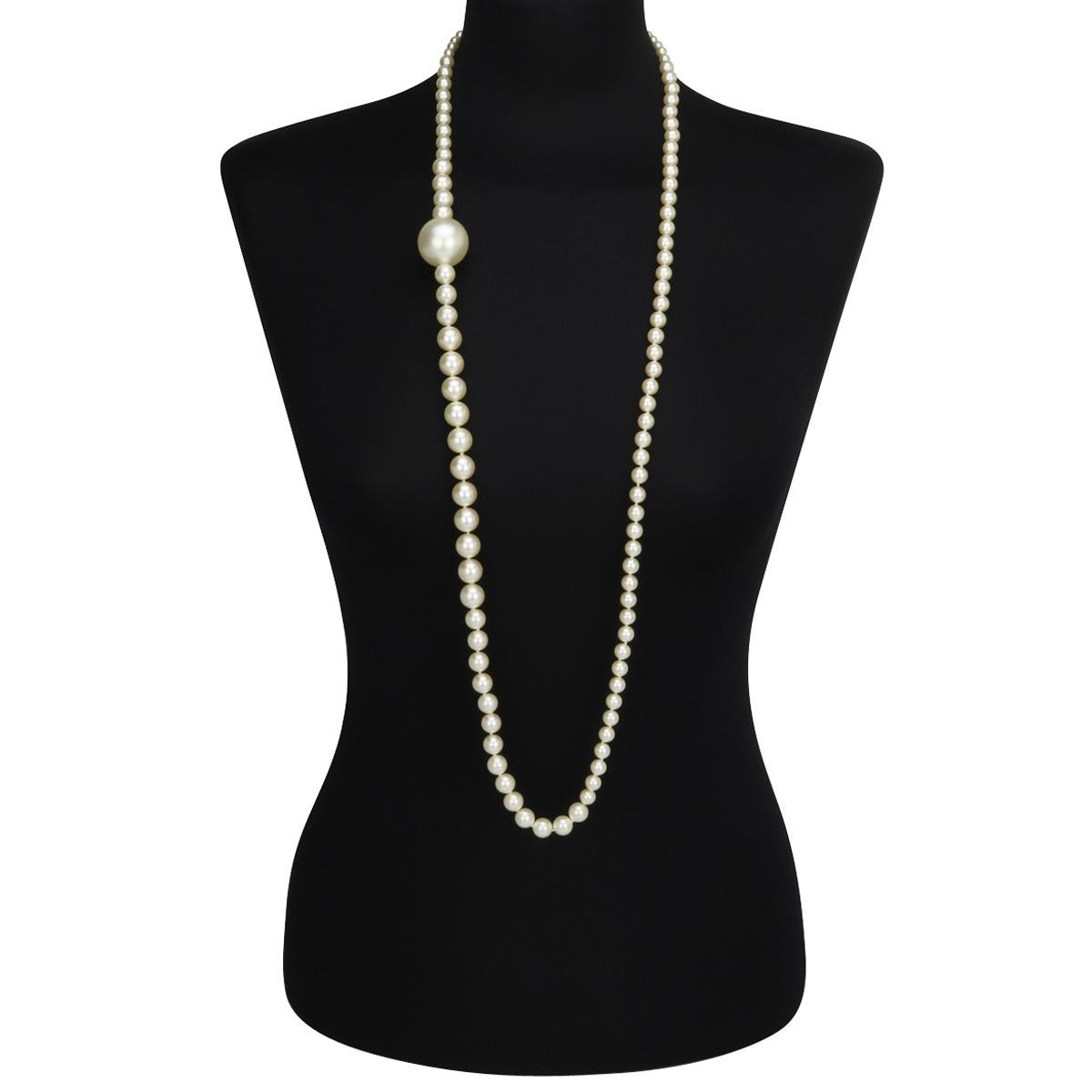 Authentic CHANEL CC Faux Pearl Gold Long Necklace 2016 (B16 V).

This stunning long necklace is in excellent condition.

It is made of exquisite various-sized baroque pearl beads, with two giant pearl pendants, one of which has a large gold CC logo
