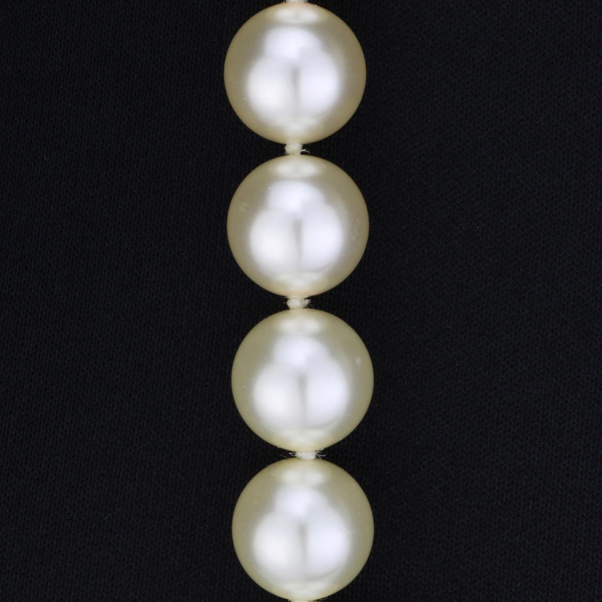 CHANEL CC Faux Pearl Gold Long Necklace 2016 In Excellent Condition For Sale In Huddersfield, GB