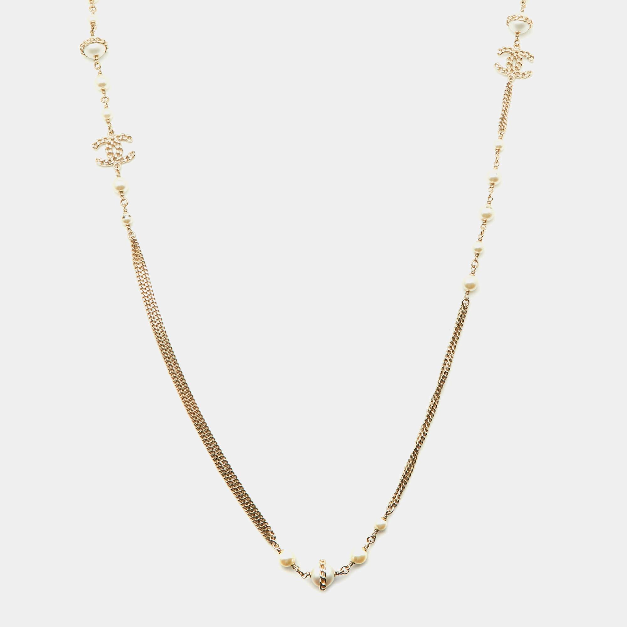 Meticulously crafted from gold-tone metal, this elegant and chic necklace by Chanel is an exquisite piece worth possessing. Brimming with high creativity, the design involves a chain-link detailed with faux pearls and embellished CC logos. The