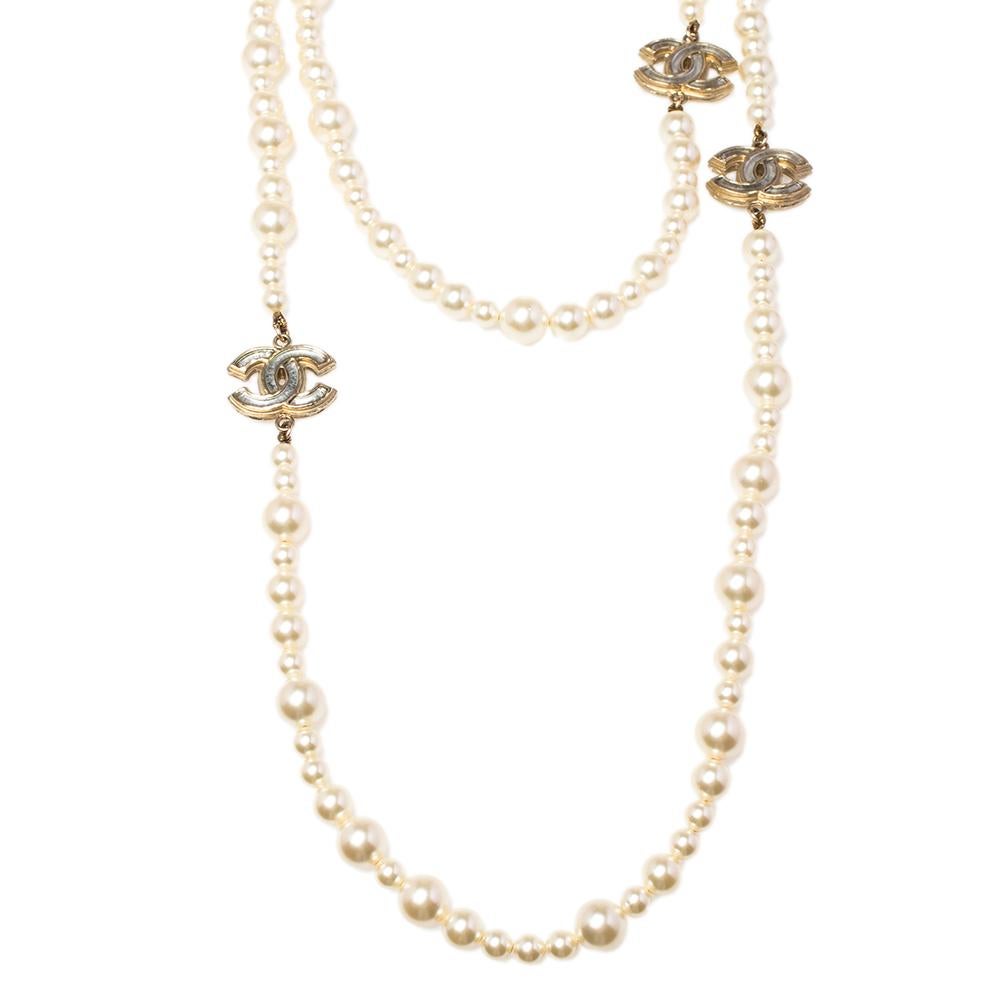 Simple yet extremely captivating, this Chanel necklace is beautiful. It has been made from metal in gold tone and features the CC logo along with faux pearls. Adorn this with a fitted evening gown for that bewitching look!

