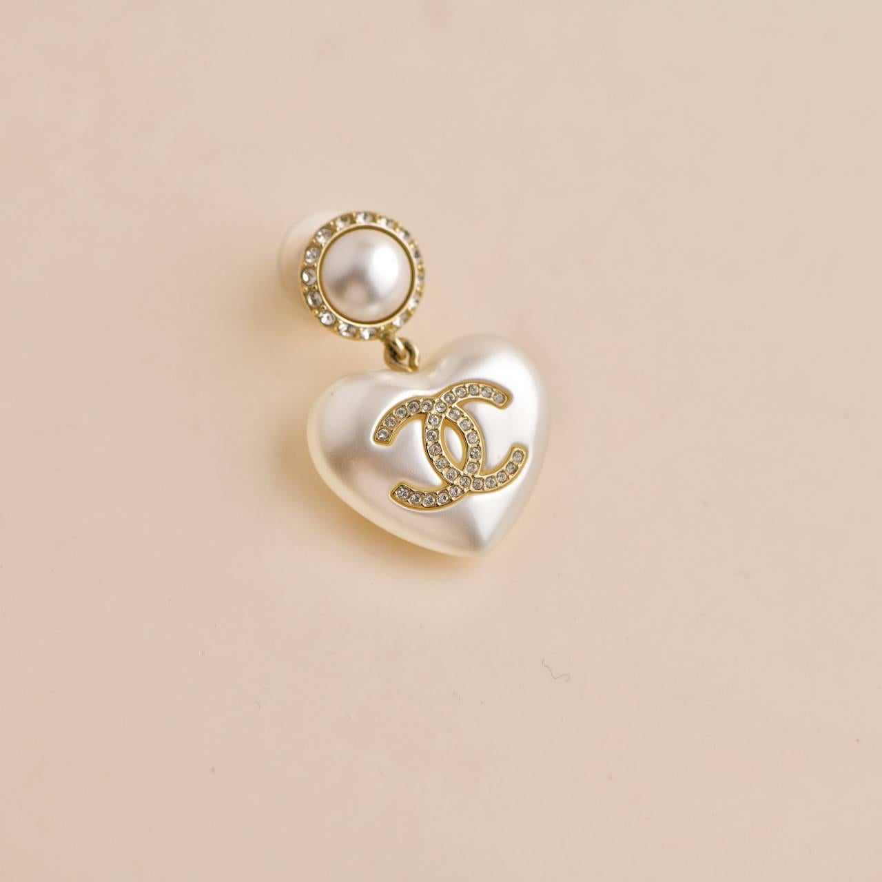 Chanel CC Faux Pearl Heart Drop Pendant Earrings In Excellent Condition For Sale In Banbury, GB
