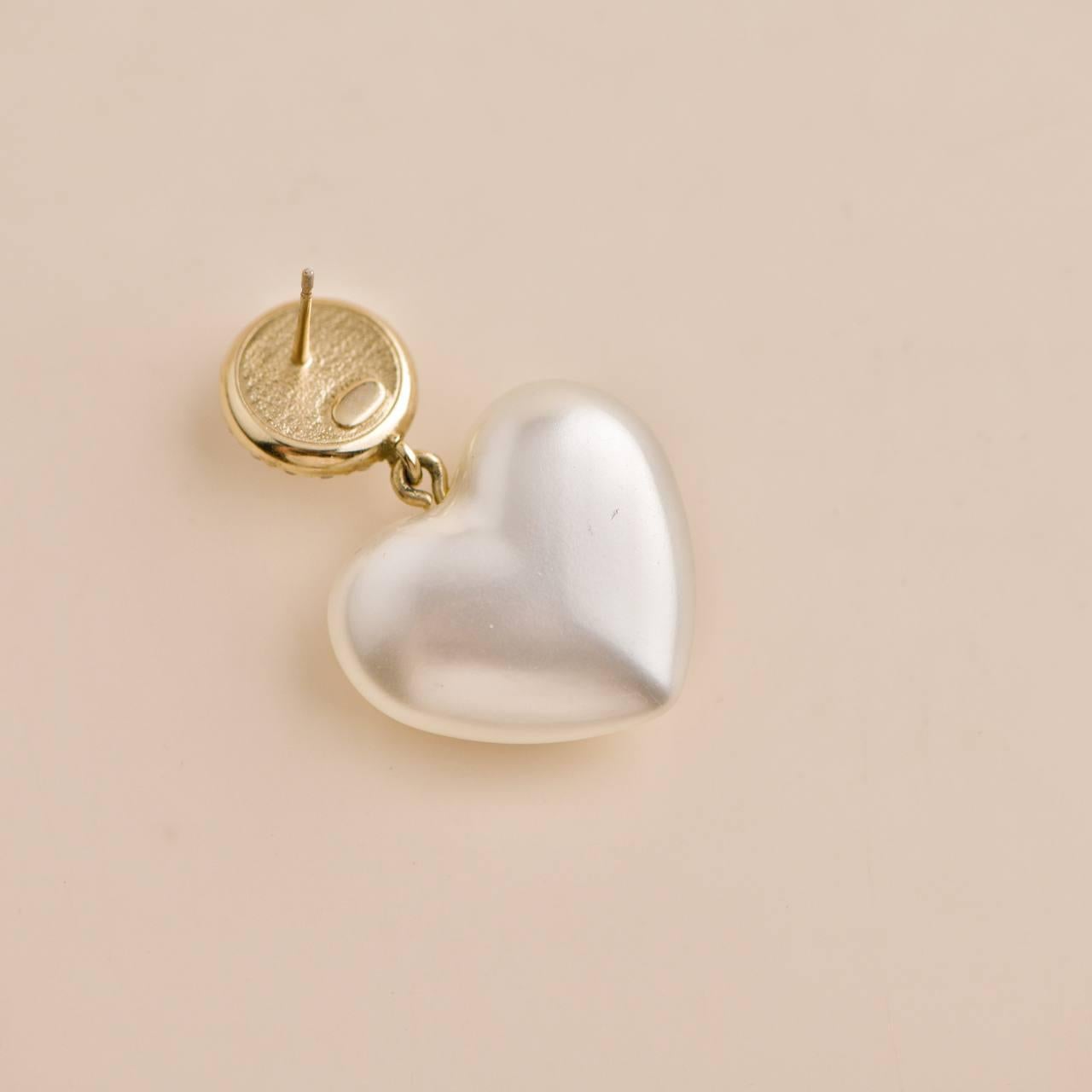 Women's Chanel CC Faux Pearl Heart Drop Pendant Earrings For Sale
