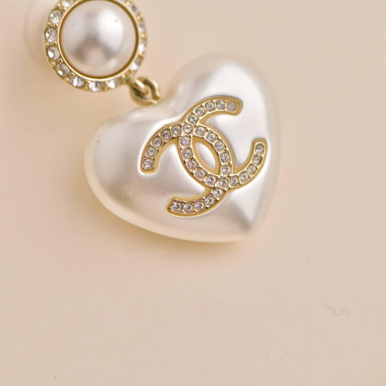 Chanel CC Faux Pearl Heart Drop Pendant Earrings For Sale 1
