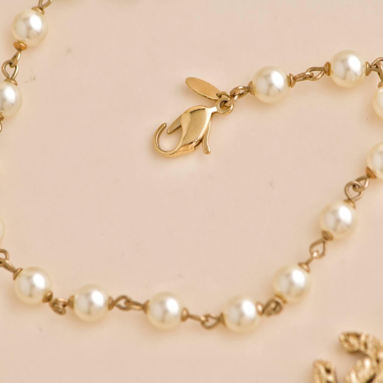 Women's or Men's Chanel CC Faux Pearl Long Necklace For Sale