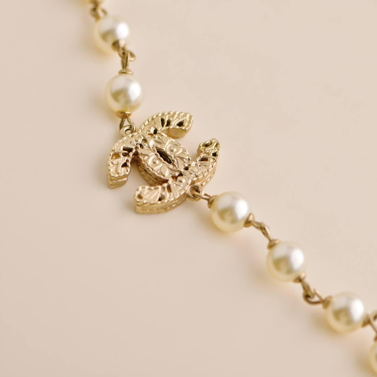Chanel CC Faux Pearl Long Necklace For Sale 2