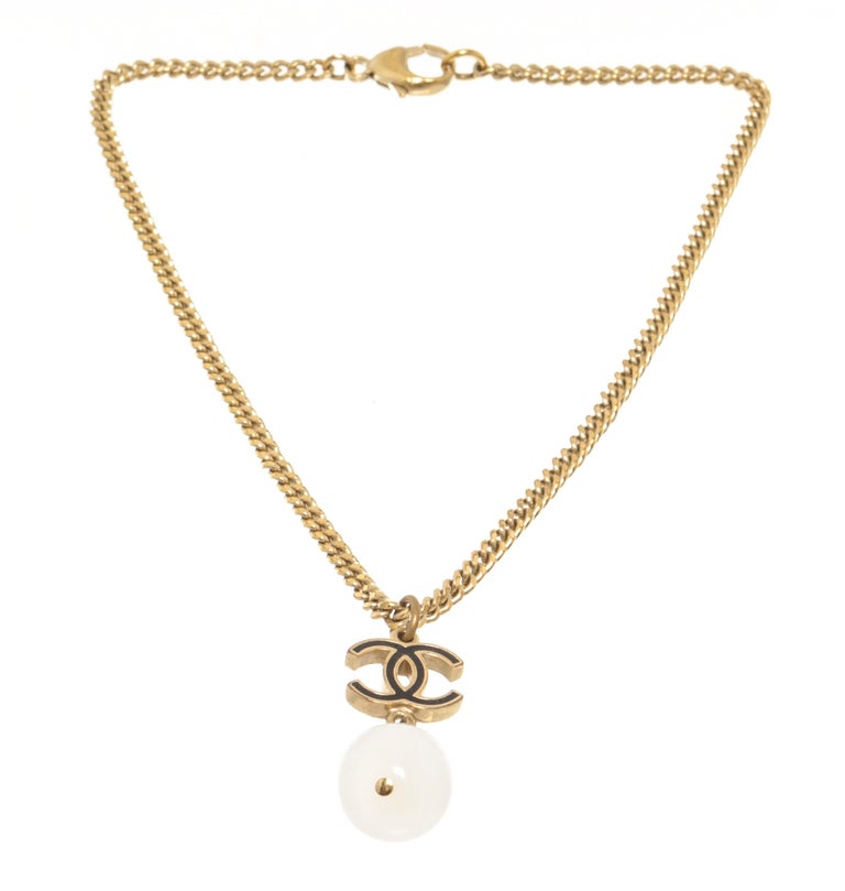Chanel CC faux pearl necklace features gold-toned hardware, a CC interlocking logo charm with a faux pearl on the bottom, and a lobster clasp.

770243MSC