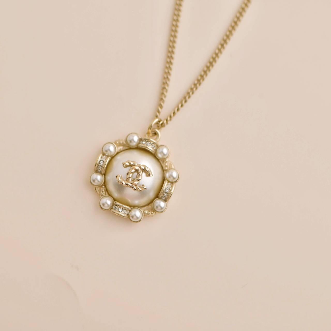 Chanel CC Faux Pearl Pendant Necklace In Excellent Condition For Sale In Banbury, GB